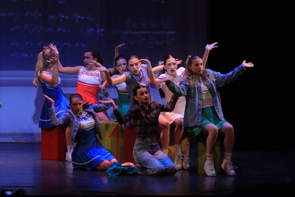 spettacolari momenti di danza, canto e acrobazia