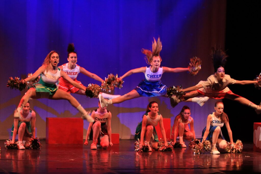 spettacolari momenti di danza, canto e acrobazia