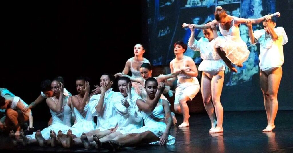 Le coreografie di danza contemporanea contribuiscono allo spessore dell'opera