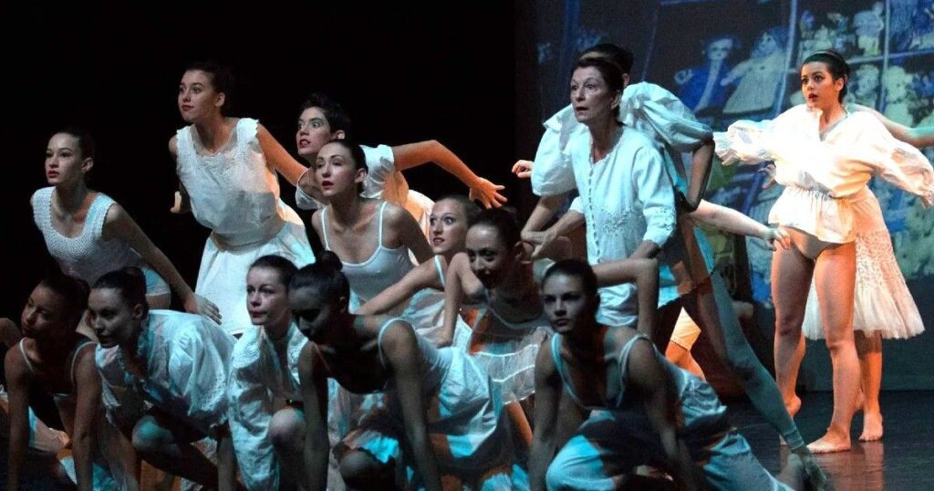 Le coreografie di danza contemporanea contribuiscono allo spessore dell'opera