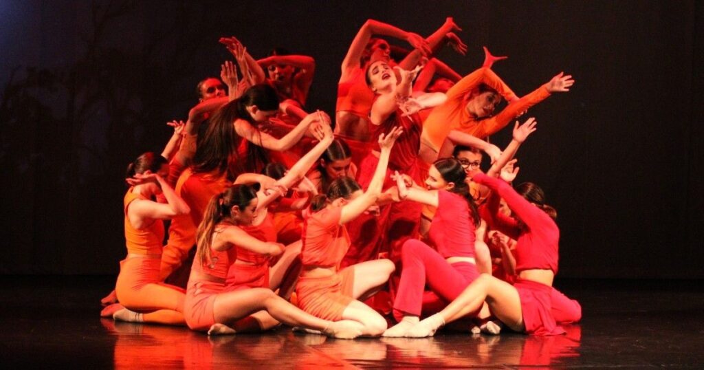 Scene della "La terra brucia", spettacolo di danza contemporanea
