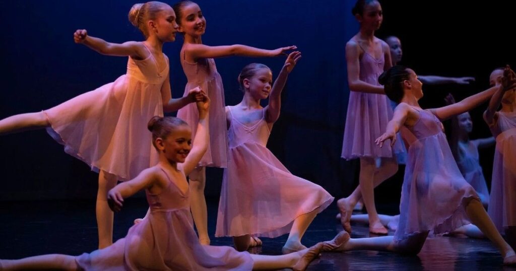 Coreografie neoclassiche eseguite dai vari gruppi