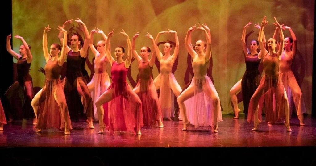 Coreografie neoclassiche eseguite dai vari gruppi