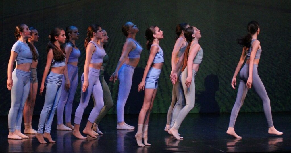 Scene della "La terra brucia", spettacolo di danza contemporanea