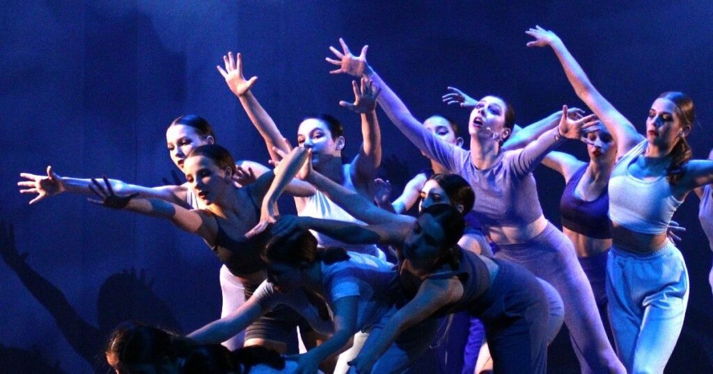 Scene della "La terra brucia", spettacolo di danza contemporanea