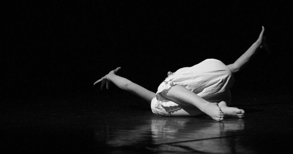 Le coreografie di danza contemporanea contribuiscono allo spessore dell'opera