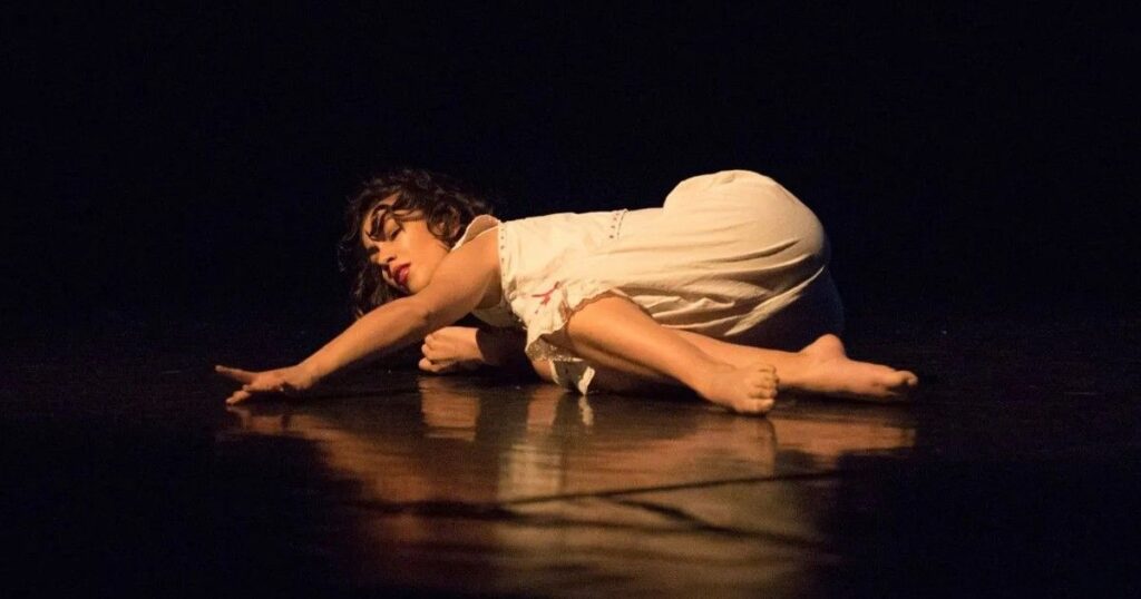 Le coreografie di danza contemporanea contribuiscono allo spessore dell'opera