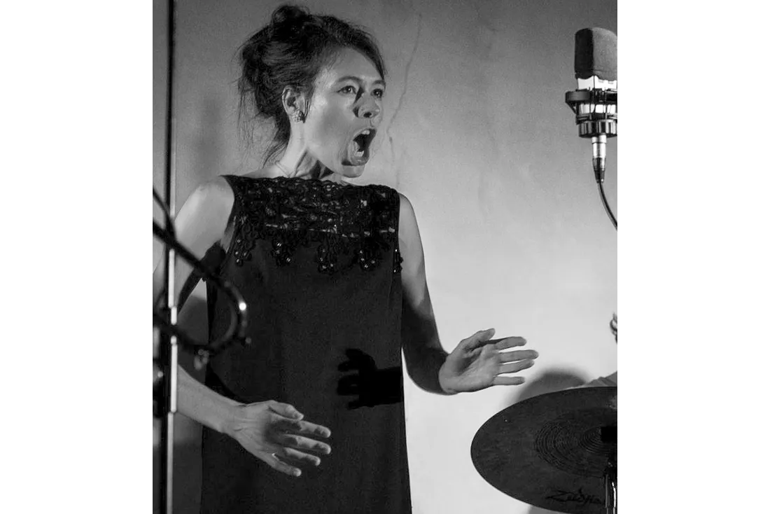 Natalie Peters durante una performance