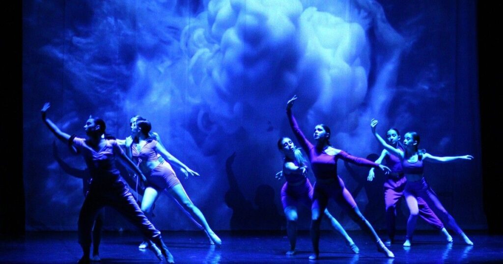 Scene della "La terra brucia", spettacolo di danza contemporanea