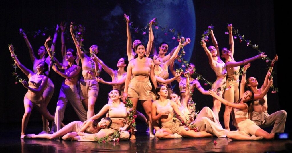 Scene della "La terra brucia", spettacolo di danza contemporanea