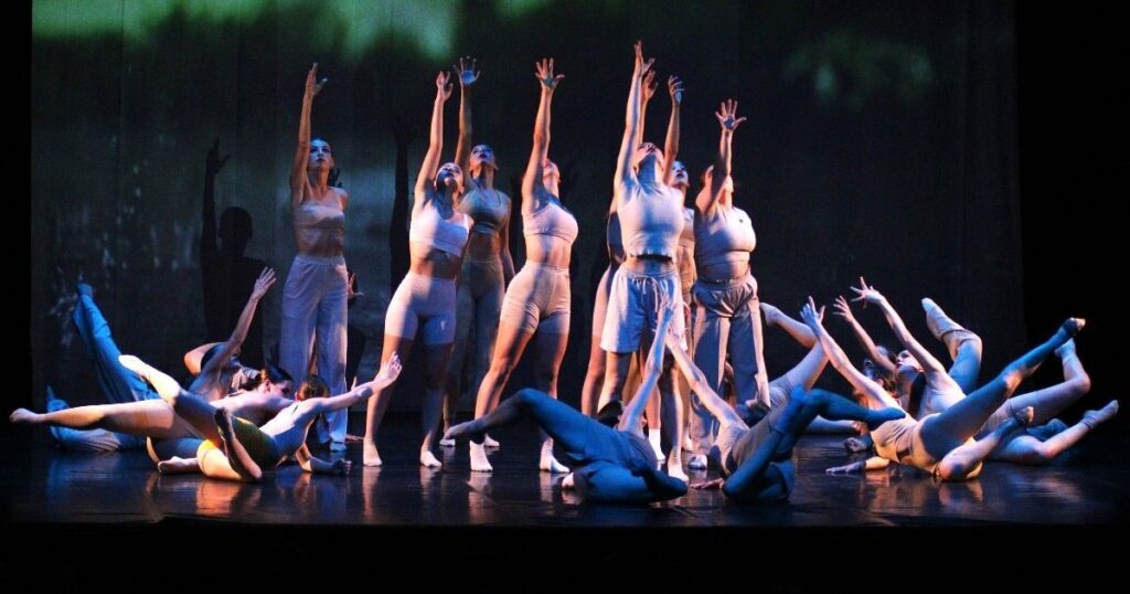 Scene della "La terra brucia", spettacolo di danza contemporanea