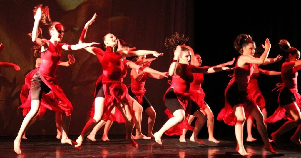 Coreografie neoclassiche eseguite dai vari gruppi